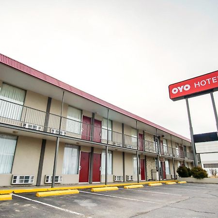 Oyo Hotel Hutchinson West 4Th Ave Exterior photo