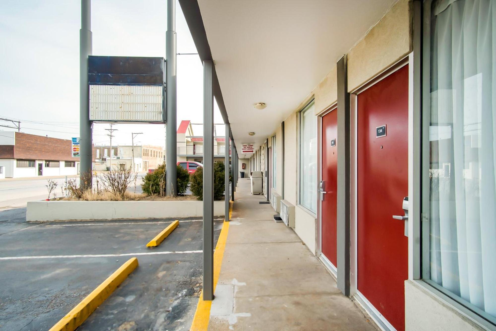 Oyo Hotel Hutchinson West 4Th Ave Exterior photo
