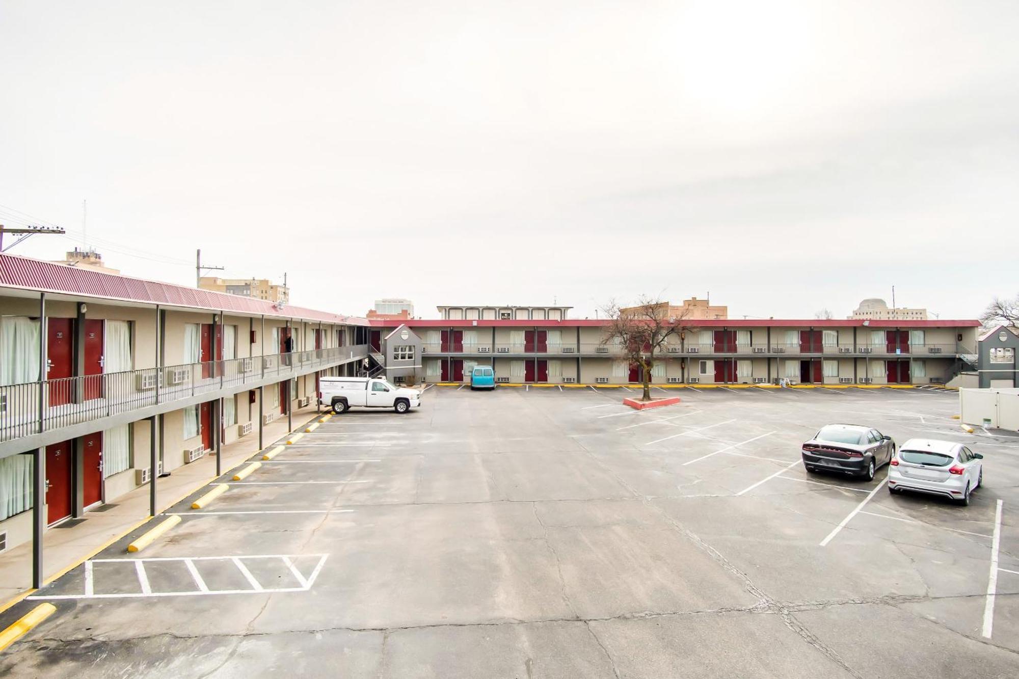 Oyo Hotel Hutchinson West 4Th Ave Exterior photo