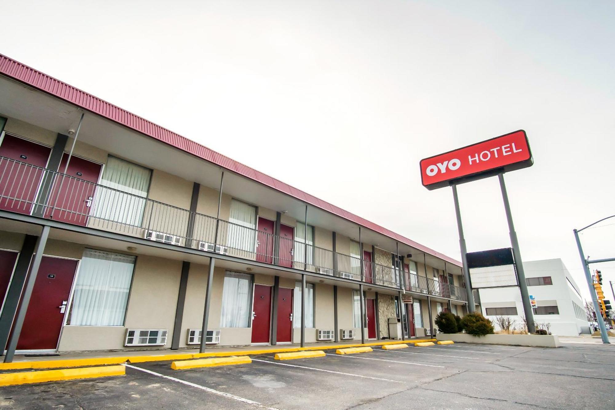 Oyo Hotel Hutchinson West 4Th Ave Exterior photo