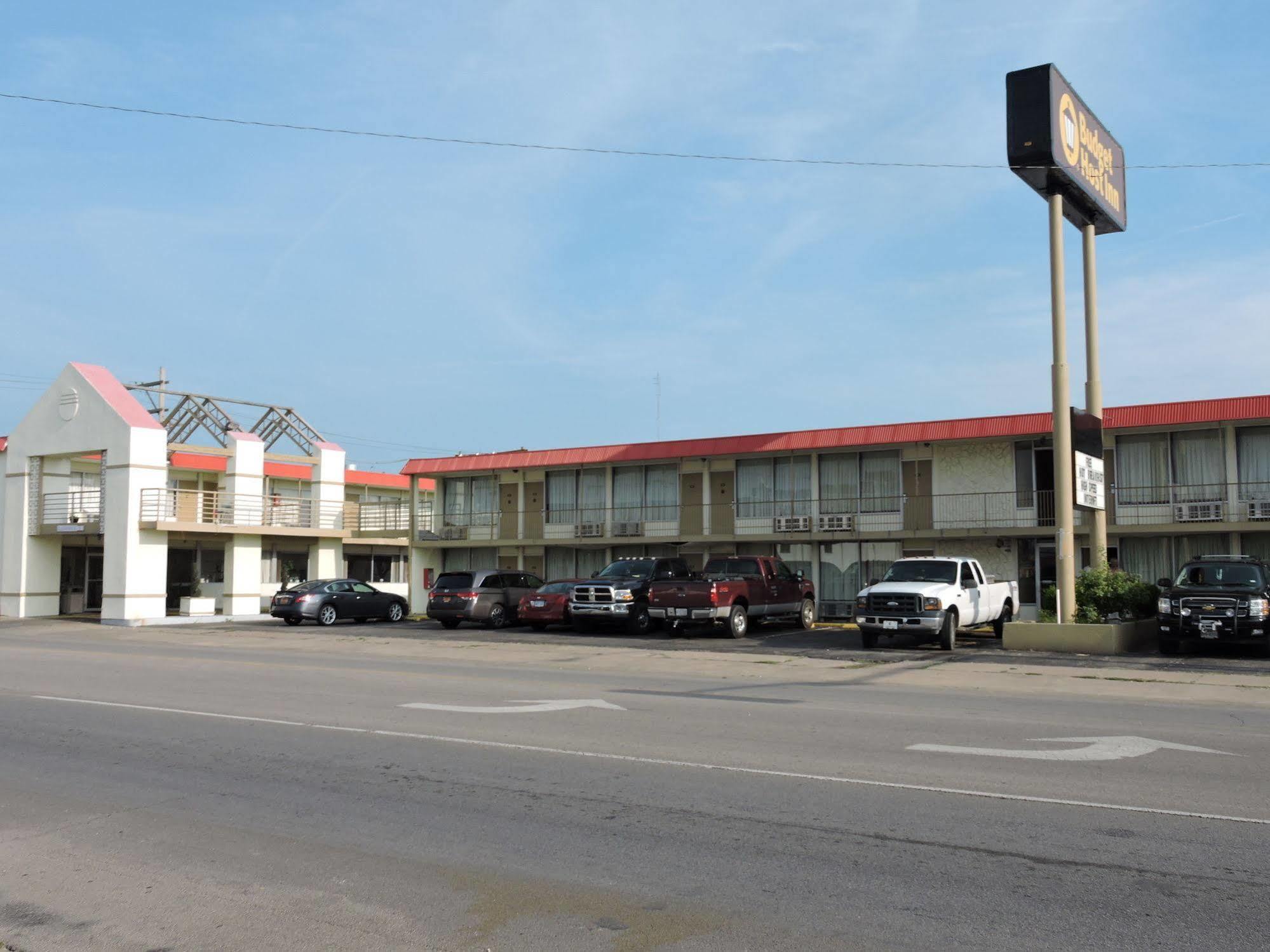 Oyo Hotel Hutchinson West 4Th Ave Exterior photo